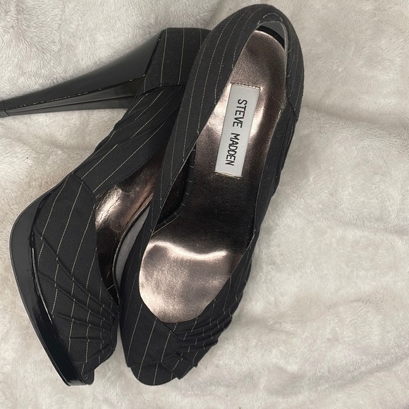 Steve Madden Shoes - Steve Madden retro striped and pleated tuxedo peep-toe pumps, size 9